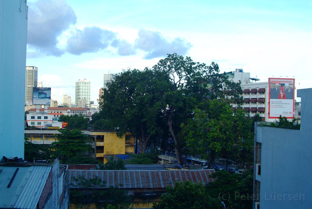 dscf2304.jpg - Das Gebäude mit dem roten Dach ist der der Ben Thanh Markt.